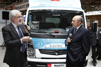 A Pollutec, Stefano Stefano Chmielewski, président de Renault Trucks a remis les clefs d’un Renault Maxity électrique à Gerard Collomb, sénateur-maire de Lyon et Président du Grand Lyon A Pollutec, Stefano Stefano Chmielewski, président de Renault Trucks a remis les clefs d’un Renault Maxity électrique à Gerard Collomb, sénateur-maire de Lyon et Président du Grand Lyon