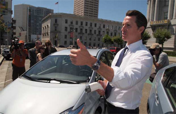 Gavin Newsom, Maire de San Francisco, vient de recevoir deux Toyota Prius hybrides rechargeables Gavin Newsom, Maire de San Francisco, vient de recevoir deux Toyota Prius hybrides rechargeables