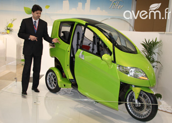 Eric Prose, Directeur Général de Tilter, a dévoilé à Genève un nouveau trois roues 100 % électrique dont la commercialisation est prévue pour 2012. Eric Prose, Directeur Général de Tilter, a dévoilé à Genève un nouveau trois roues 100 % électrique dont la commercialisation est prévue pour 2012.