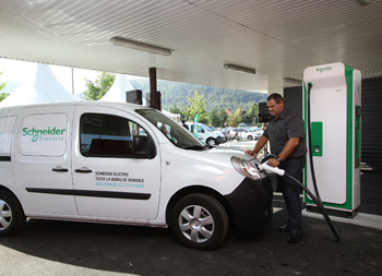 Une borne de recharge ultra-rapide en test grandeur nature à la station EVlink Schneider Electric Une borne de recharge ultra-rapide en test grandeur nature à la station EVlink Schneider Electric