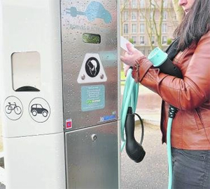 La borne de recharge installée sur l'avenue Foch, au Havre, permet une recharge accélérée en une heure seulement. La borne de recharge installée sur l'avenue Foch, au Havre, permet une recharge accélérée en une heure seulement.