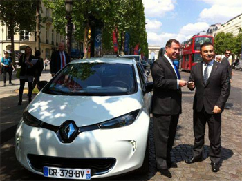 Carlos Ghosn remet les clés d’une Renault Zoé à Martin Bouygues - Photo 1 Carlos Ghosn remet les clés d’une Renault Zoé à Martin Bouygues - Photo 1